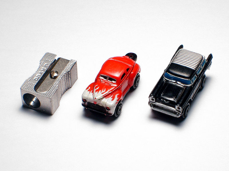 2 Micro Machines comparées à un taille crayon